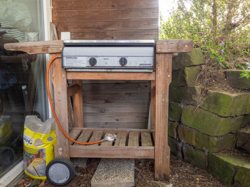 Gasgrill auf Veranda
